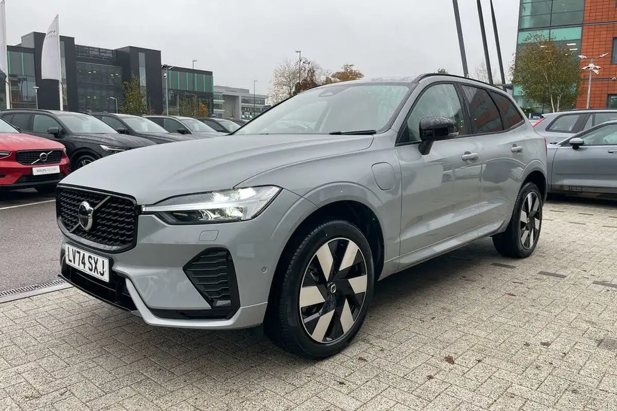 2024-volvo-xc60-20-t8-ultra-dark-big-10