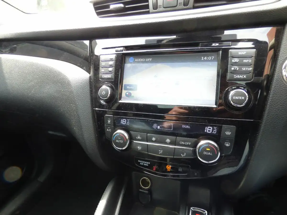 2014-nissan-qashqai-12-tekna-big-10