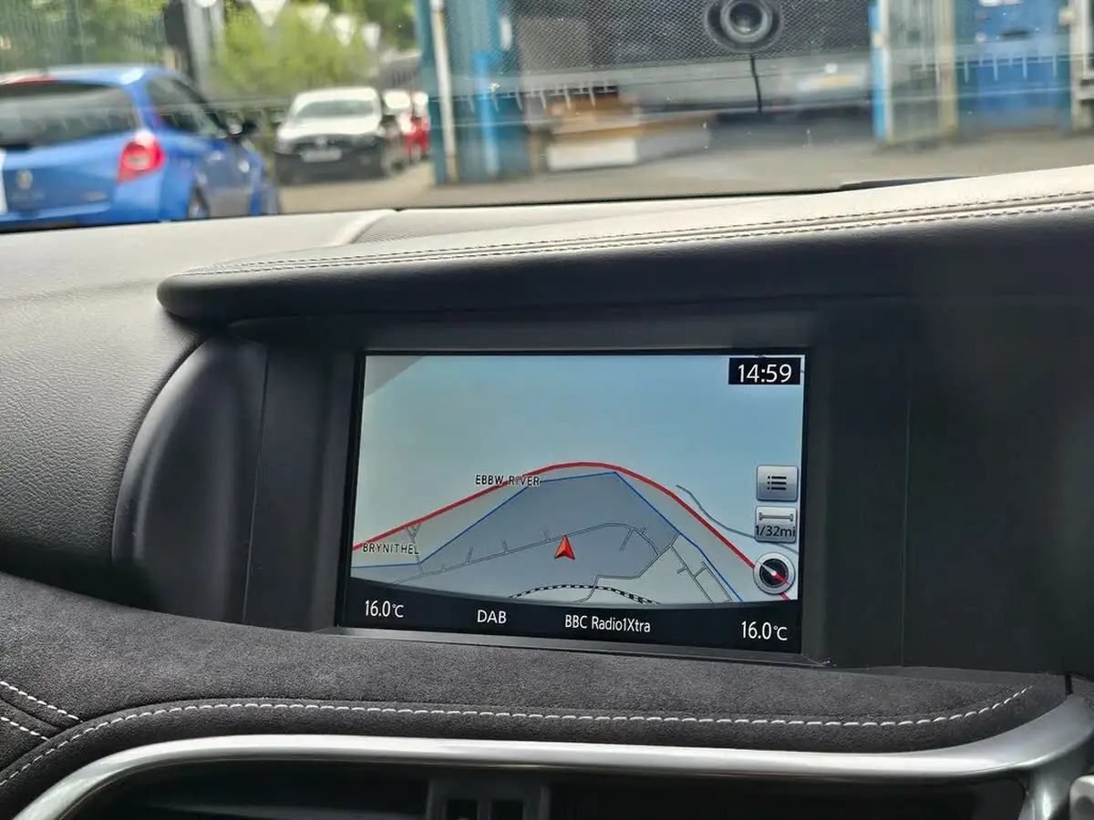 2016-infiniti-q30-15d-sport-big-18