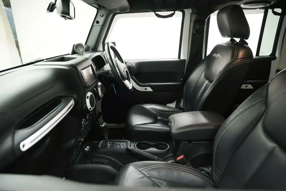 2014-jeep-wrangler-28crd-polar-5d-big-26