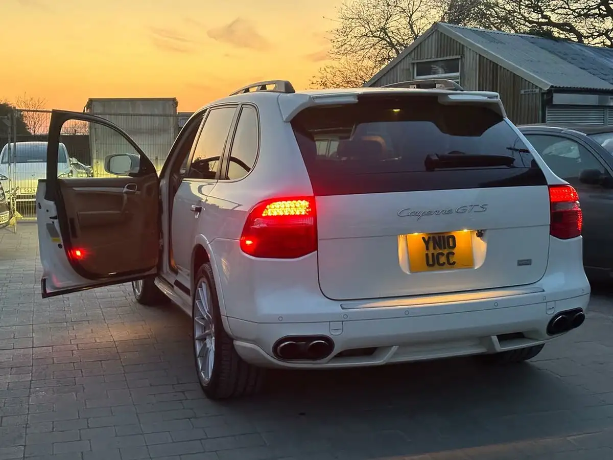 2010-porsche-cayenne-big-0