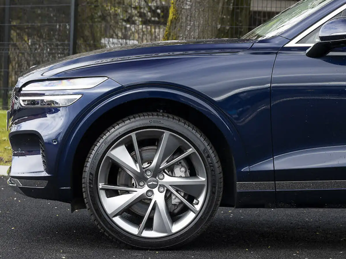 2025-genesis-gv70-big-3