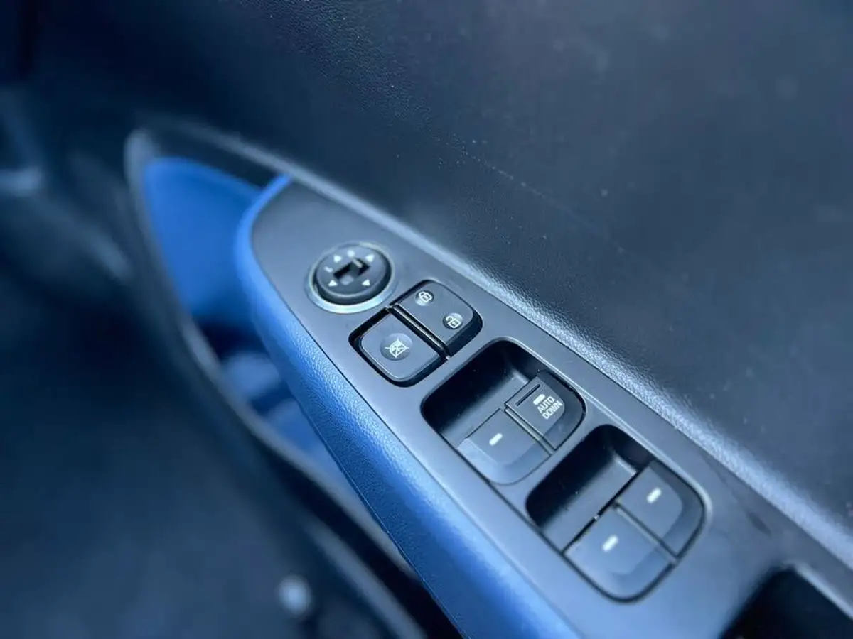 2014-hyundai-i10-12-se-auto-big-25