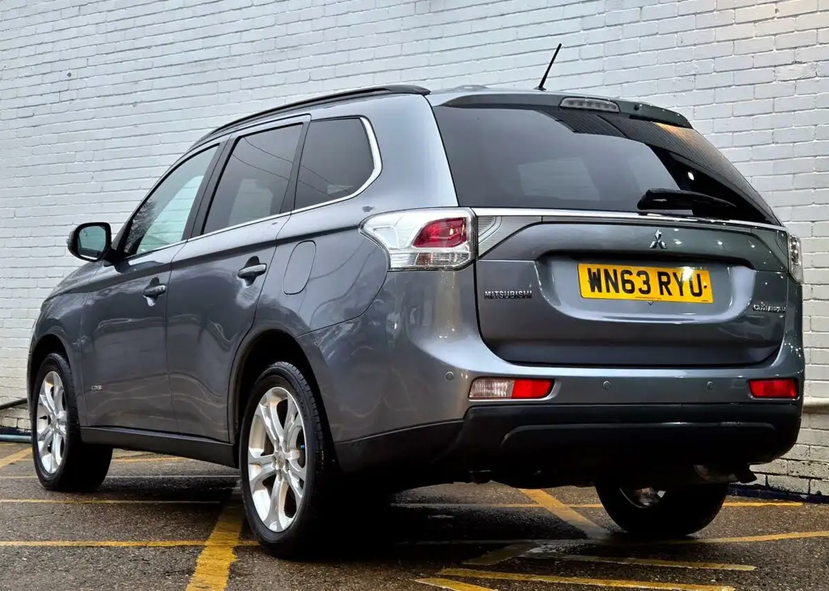 2013-mitsubishi-outlander-22di-d-gx4-big-11
