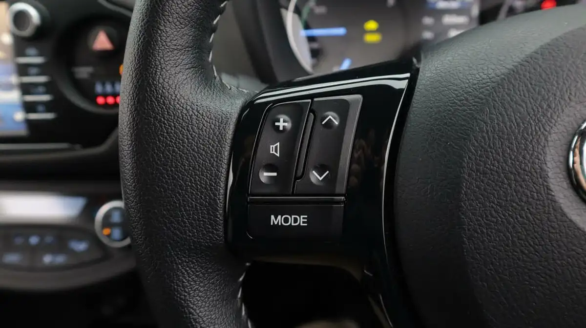 2020-toyota-yaris-15-vvt-i-icon-98bhp-hybrid-1497cc-e-cvt-big-24