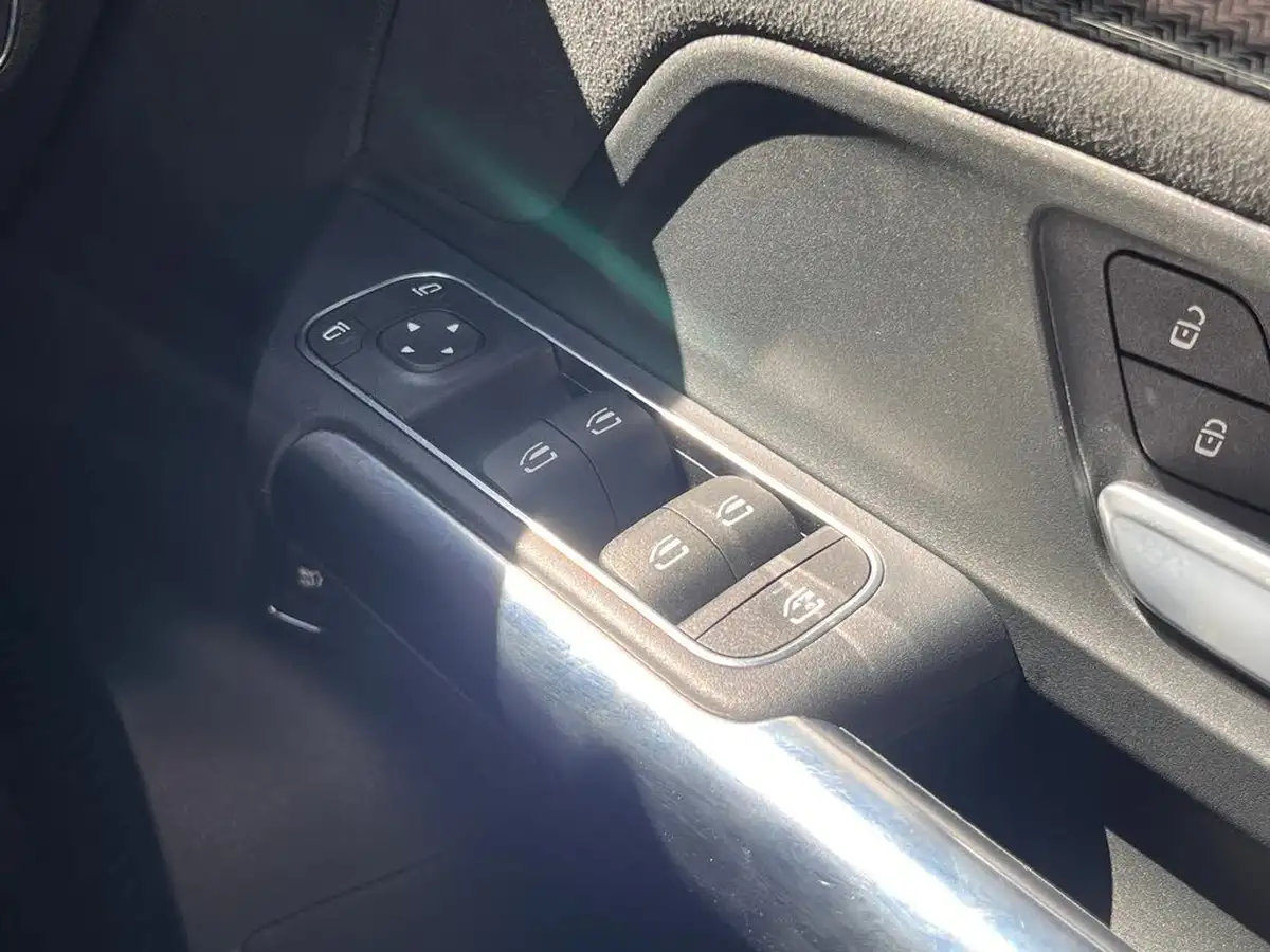 2021-mercedes-benz-gla-class-13-gla-200-amg-line-big-24