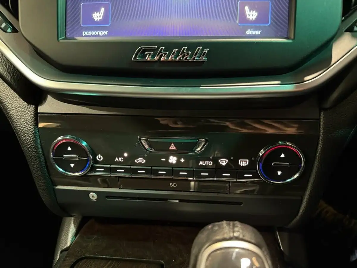 2014-maserati-ghibli-30td-big-38