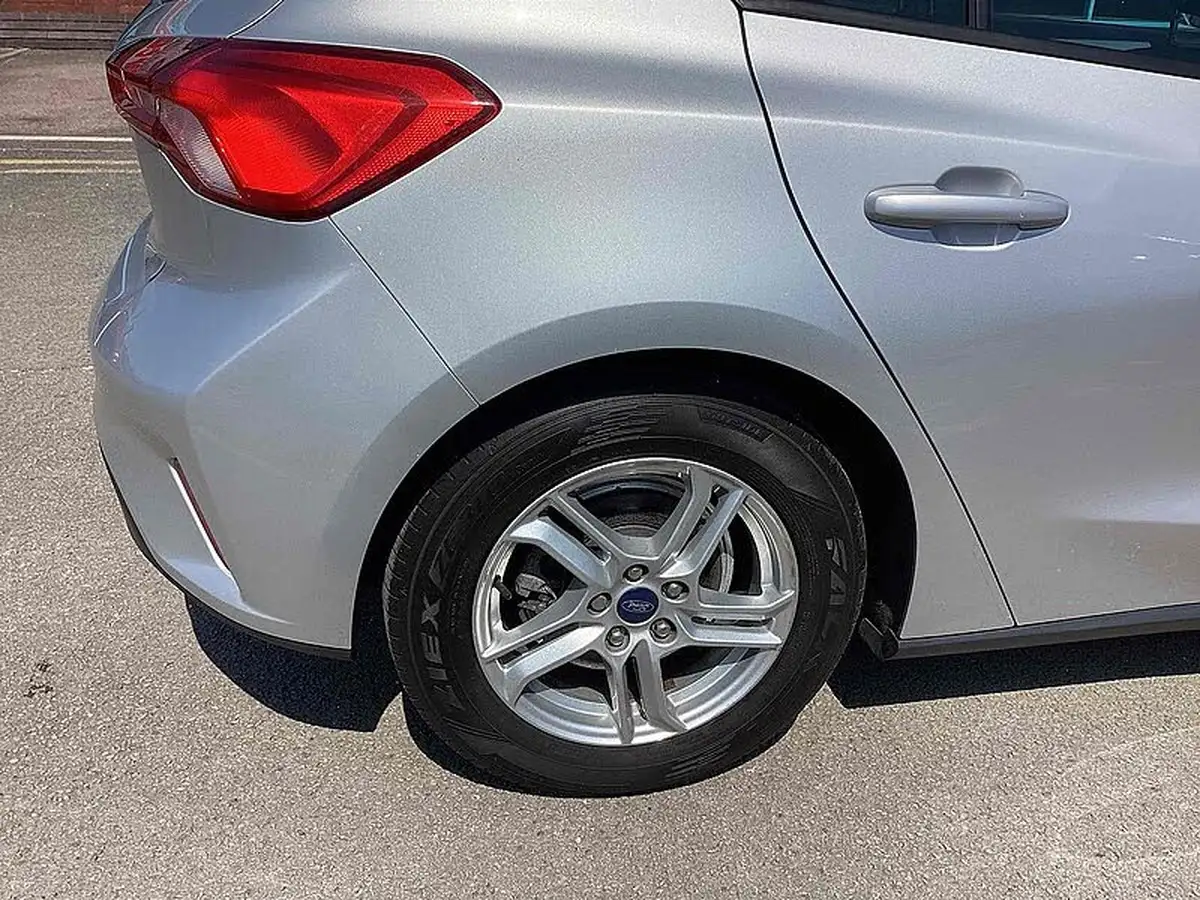 2019-ford-focus-15-zetec-95ps-ss-hatchback-big-18
