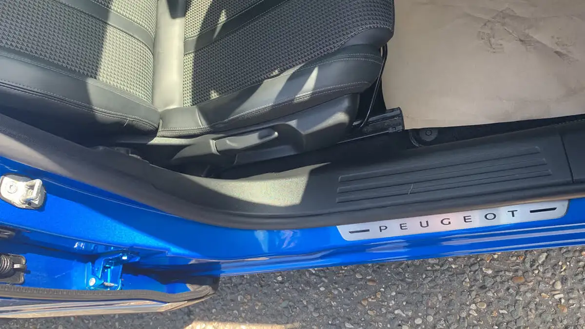2021-peugeot-2008-suv-12-puretech-gt-eat8-big-53