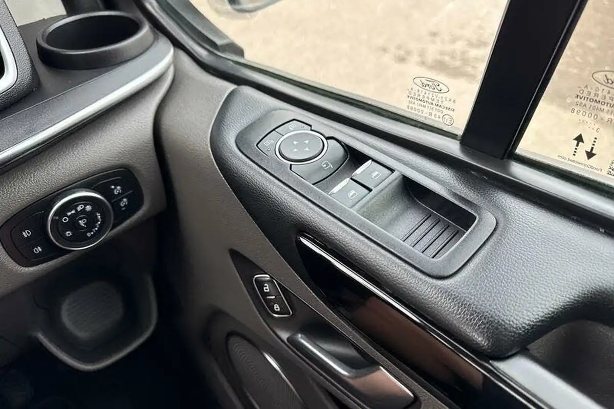 2023-ford-tourneo-custom-big-27