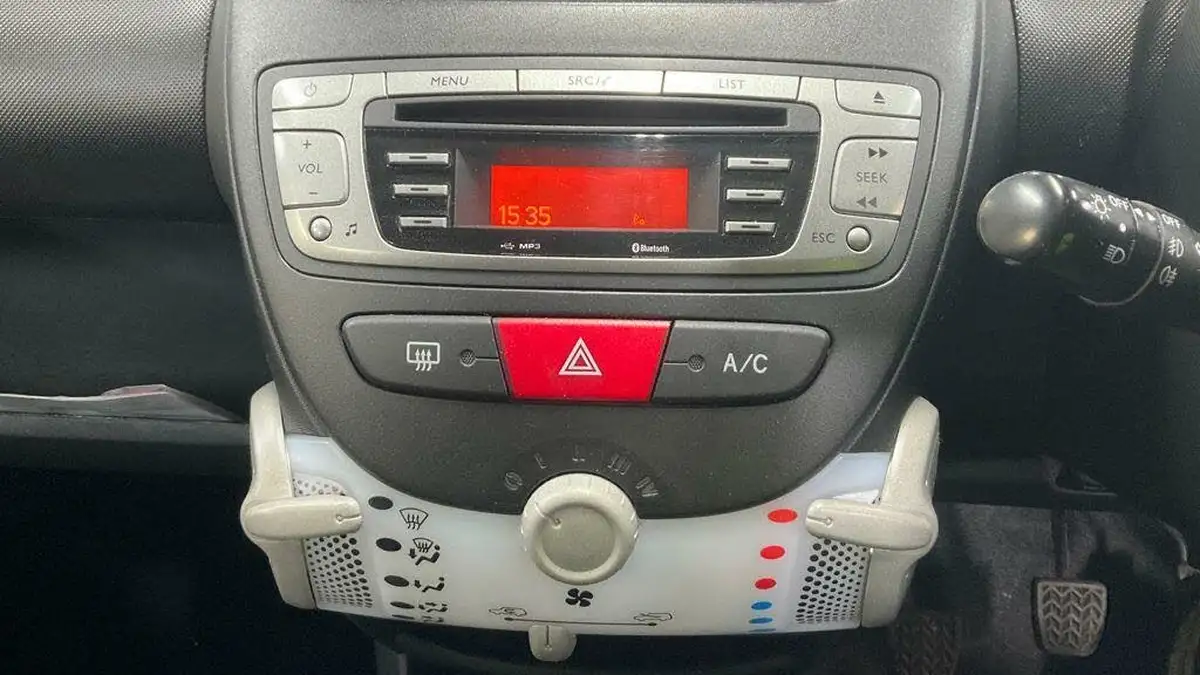 2013-peugeot-107-10-allure-5d-big-7