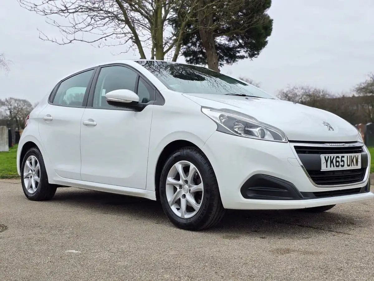 2015-peugeot-208-12-puretech-active-5d-big-4