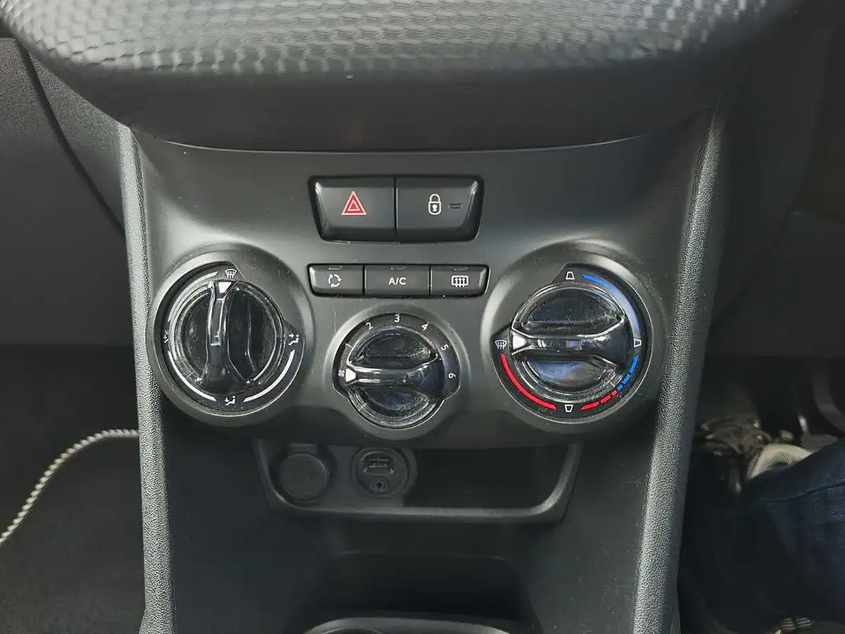 2015-peugeot-208-12-puretech-active-5d-big-28
