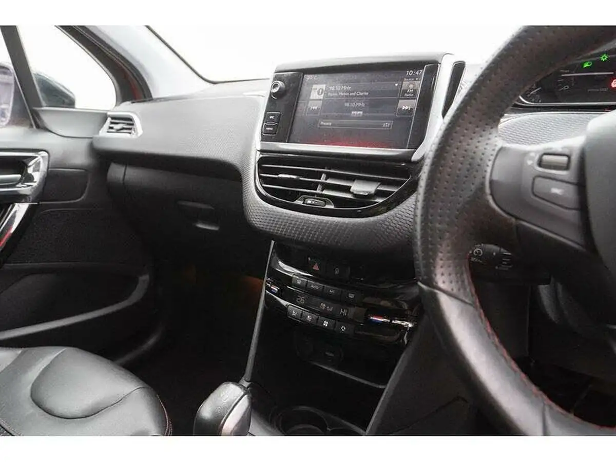 2016-peugeot-208-12-puretech-gt-line-5d-big-30