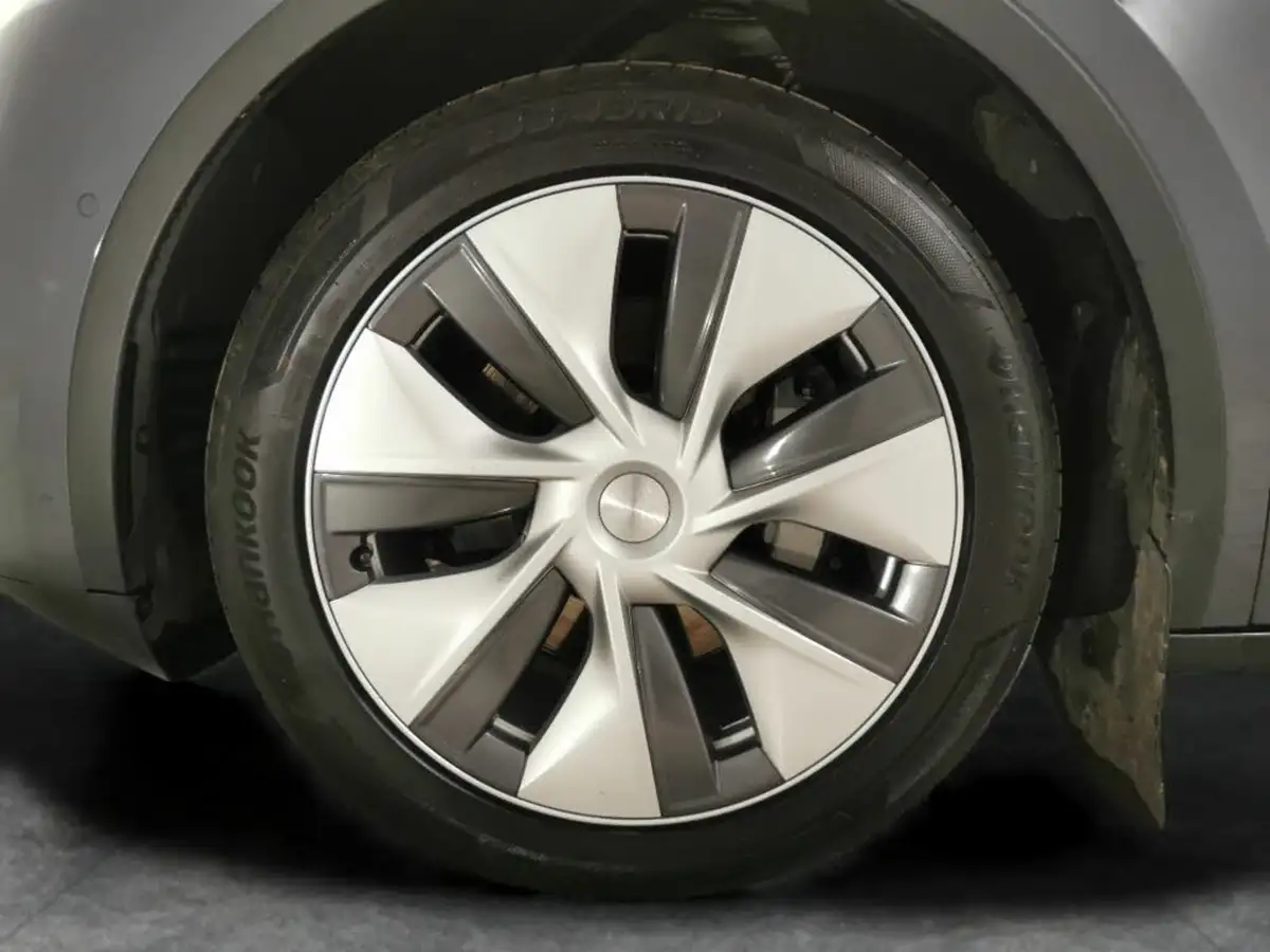 2022-tesla-model-y-e-long-range-big-32