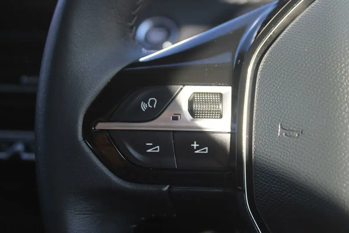 2021-peugeot-2008-suv-12-puretech-active-premium-100bhp-big-20