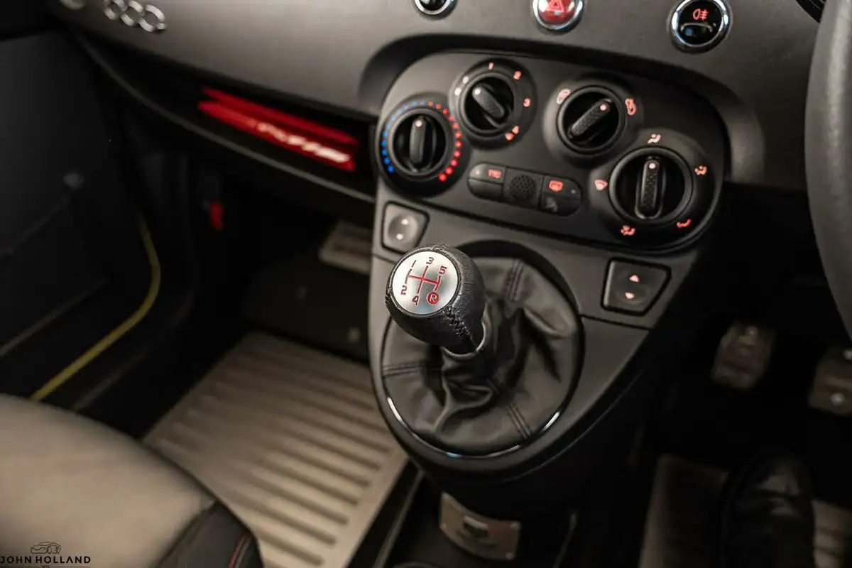 2016-abarth-500-14-tjet-695-biposto-record-big-34
