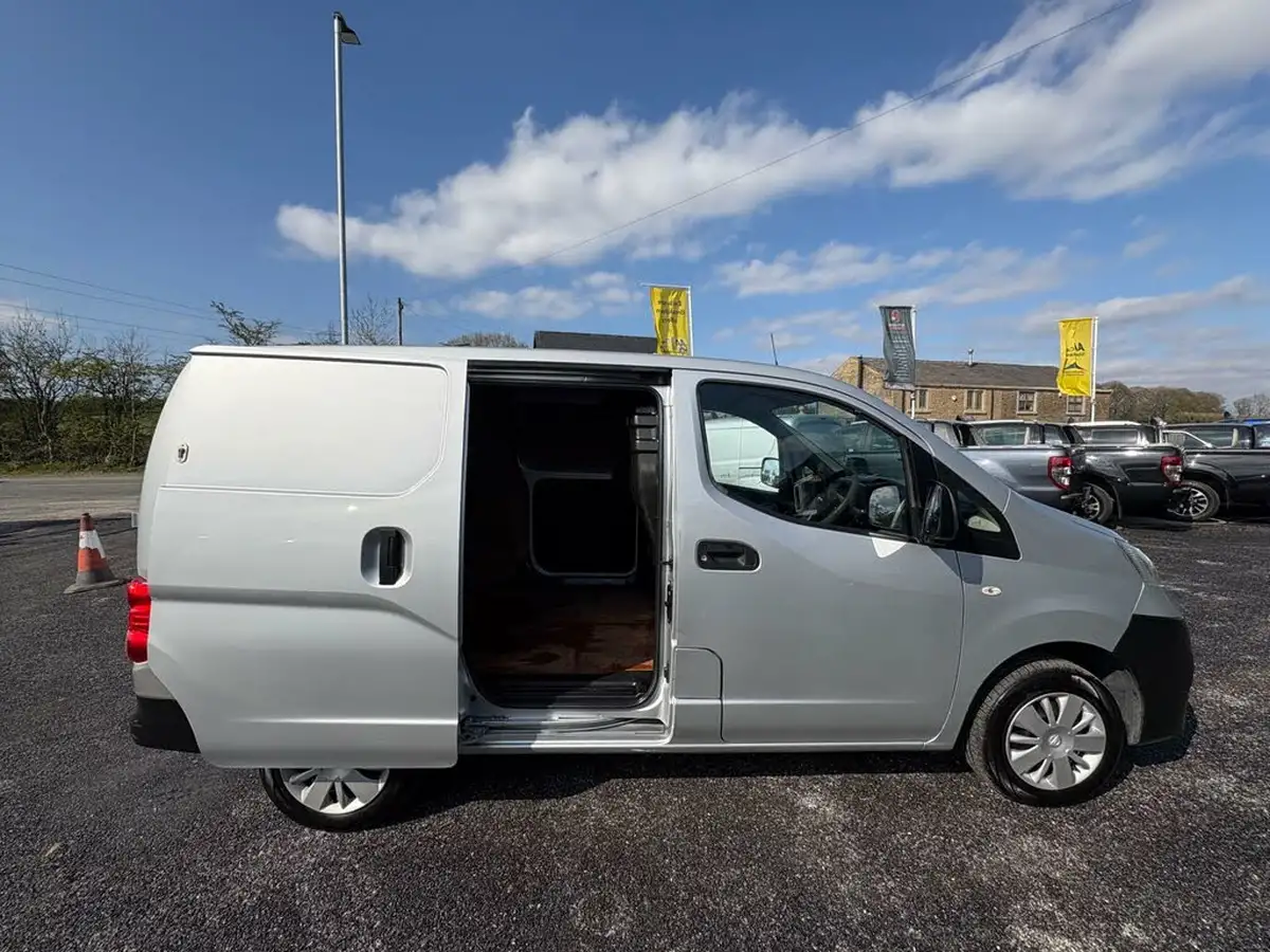 2015-nissan-nv200-15td-acenta-89bhp-panel-van-big-6