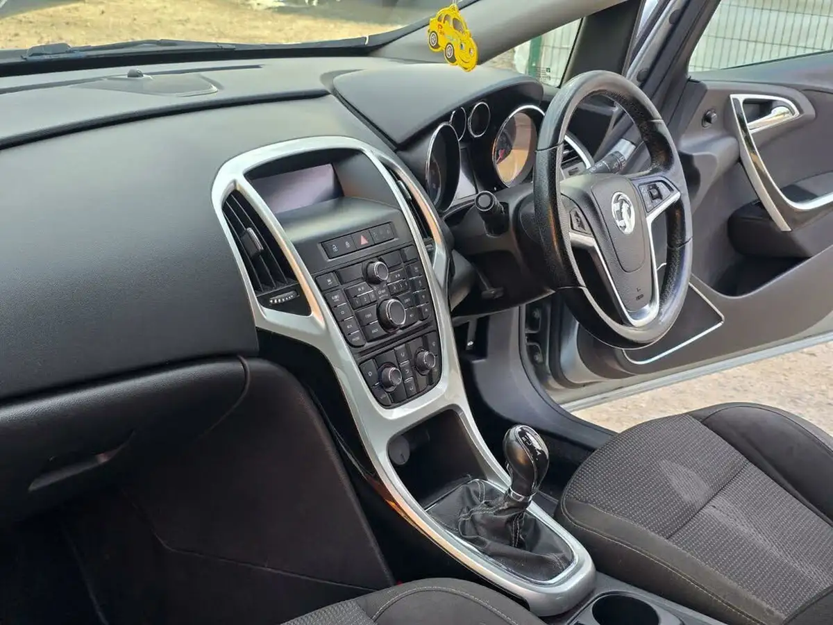 2012-vauxhall-astra-16-sri-vvt-16v-115ps-hatchback-5d-big-21