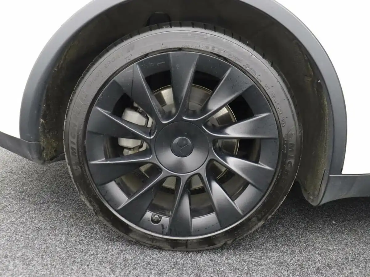 2023-tesla-model-y-e-rwd-big-5