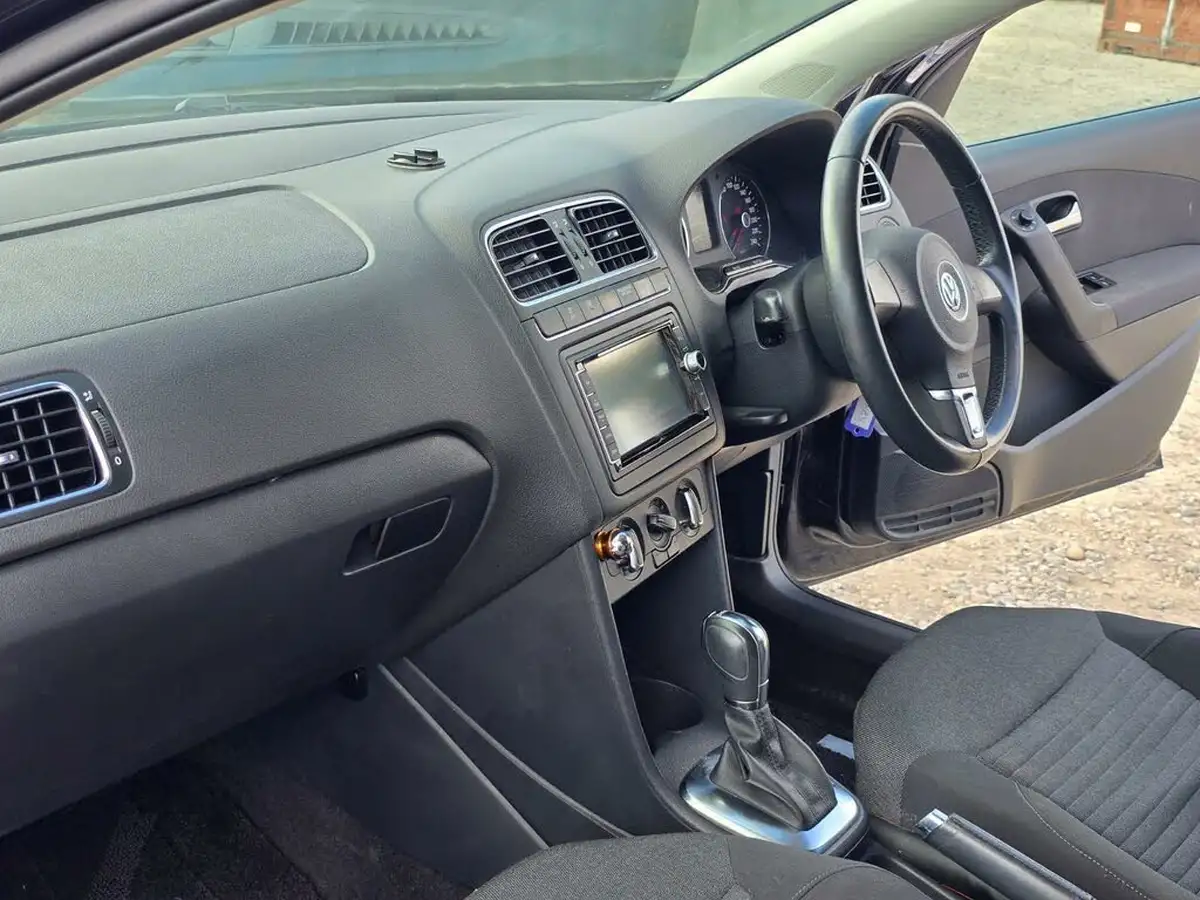 2014-volkswagen-polo-big-22