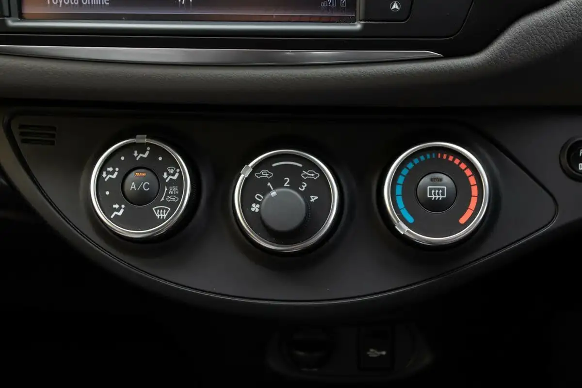 2016-toyota-yaris-133-icon-vvt-i-5d-big-30
