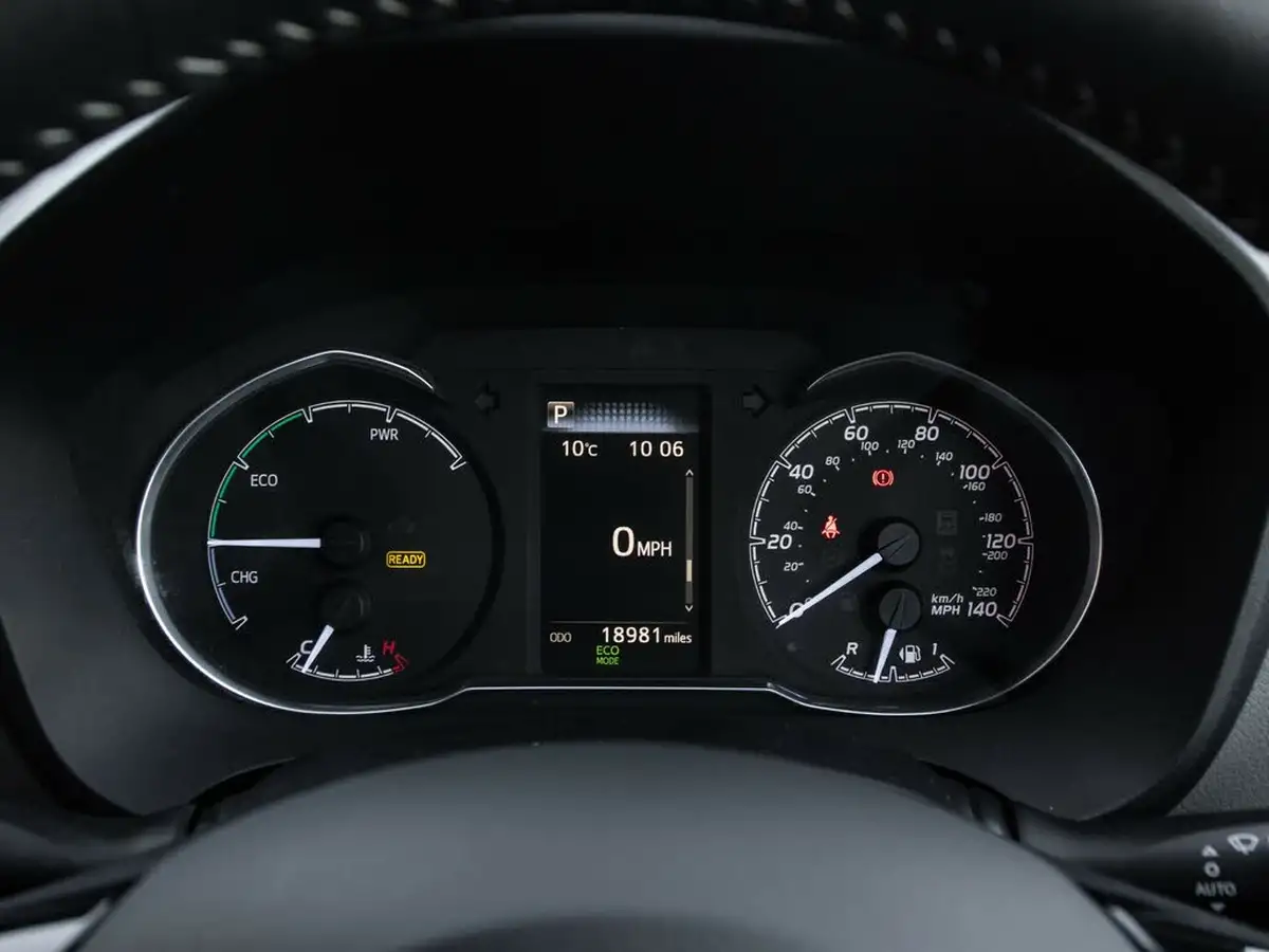 2017-toyota-yaris-15-vvt-i-icon-navi-hybrid-big-14
