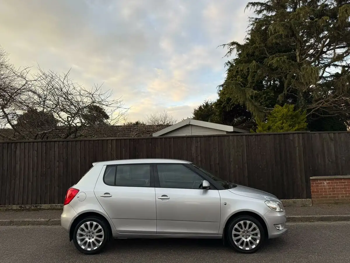 2015-skoda-fabia-12-elegance-hatchback-dsg-big-1