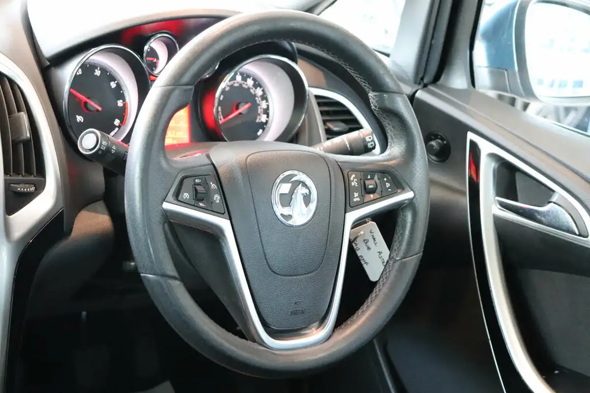 2013-vauxhall-astra-20td-sri-ss-estate-big-13