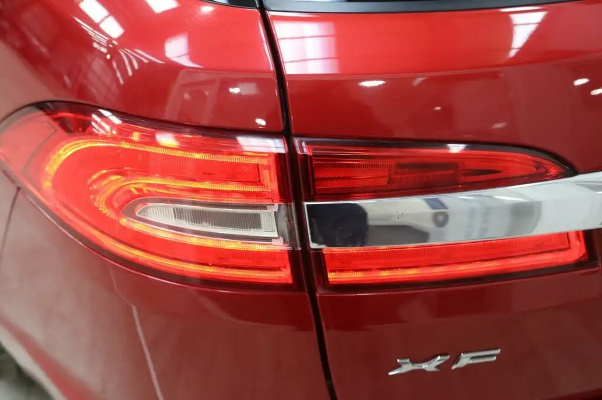 2014-jaguar-xf-30td-s-portfolio-v6-sportbrake-5d-big-14