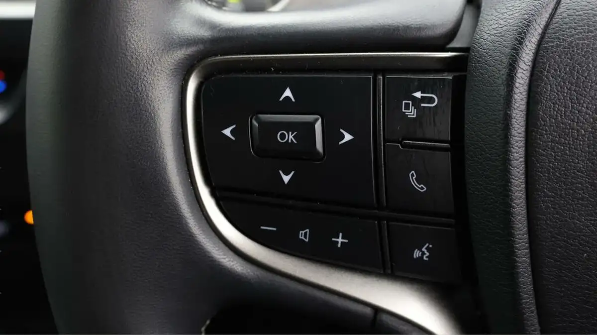 2021-lexus-ux-300e-e-ux-big-24