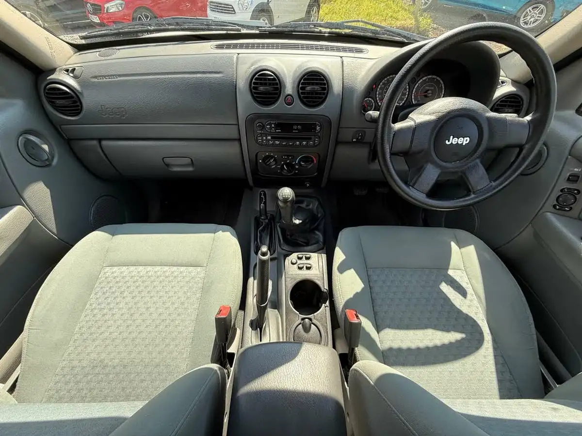 2005-jeep-cherokee-24-sport-big-35