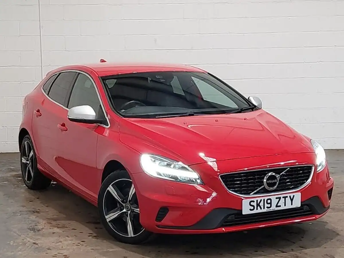 2019-volvo-v40-20-t2-r-design-edition-big-0