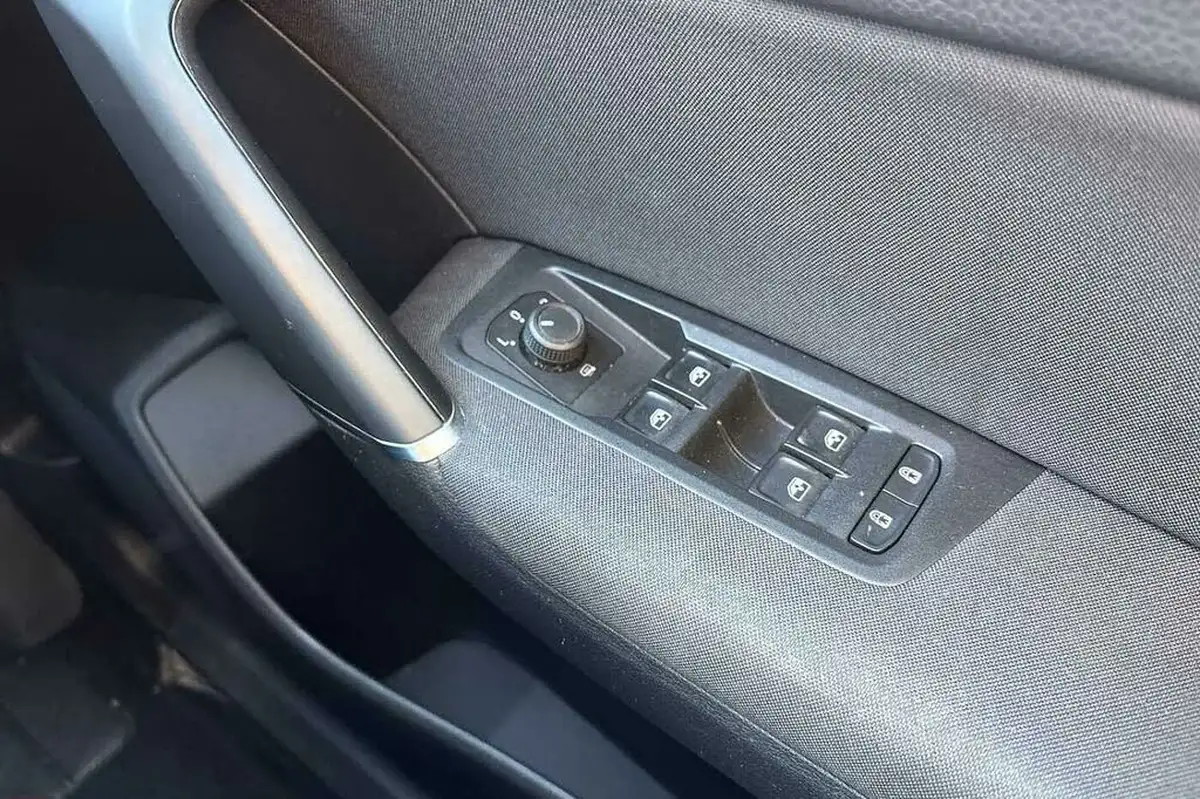 2021-volkswagen-touran-15-tsi-se-family-dsg-big-30