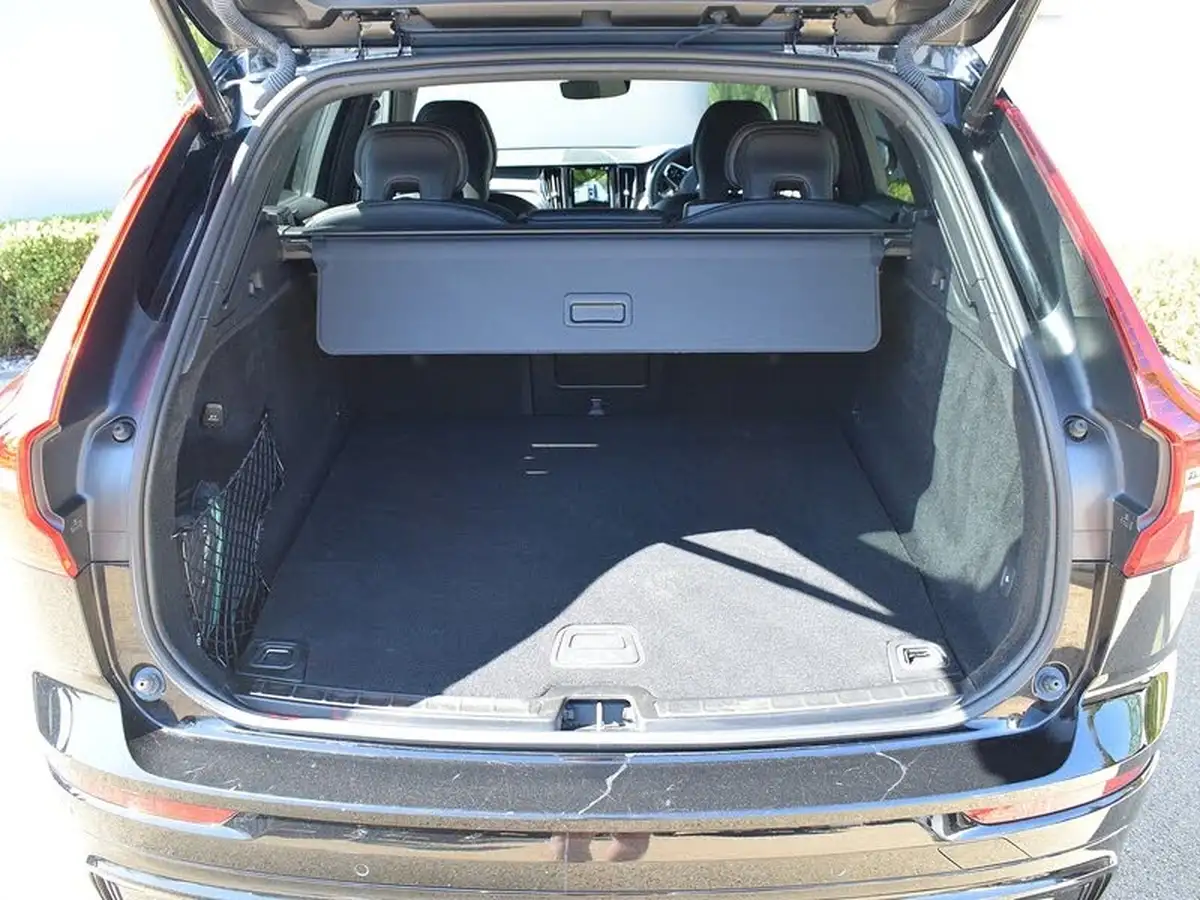 2022-volvo-xc60-20-b5-plus-big-35