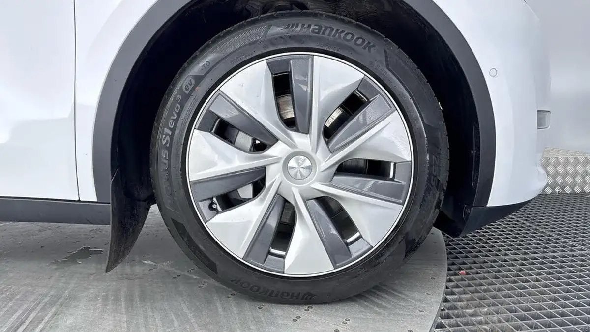 2022-tesla-model-y-e-long-range-big-26