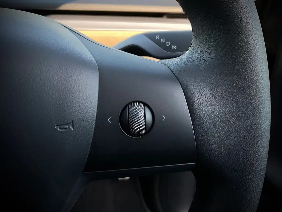 2022-tesla-model-y-e-long-range-big-25