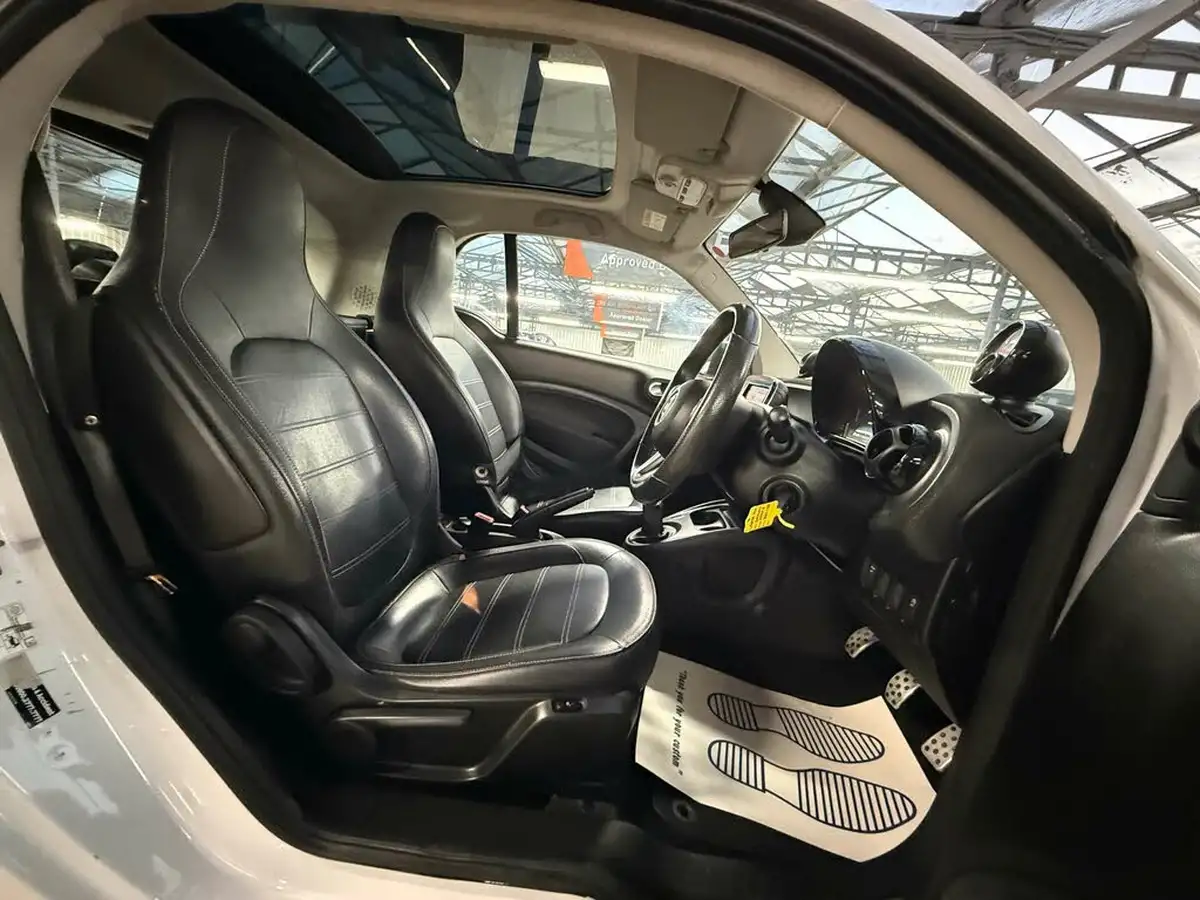 2017-smart-fortwo-09-edition-white-big-19