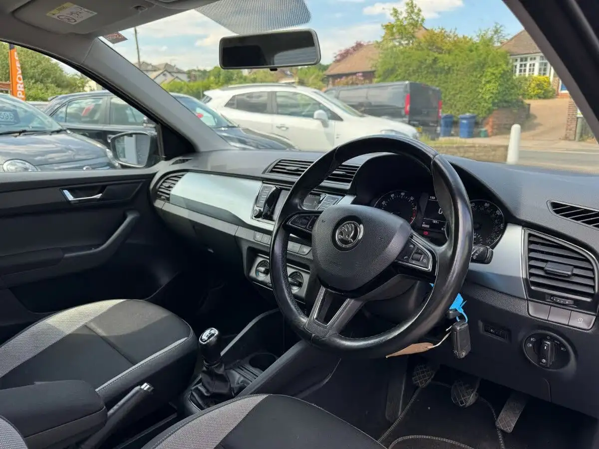 2018-skoda-fabia-10-mpi-colour-edition-big-13