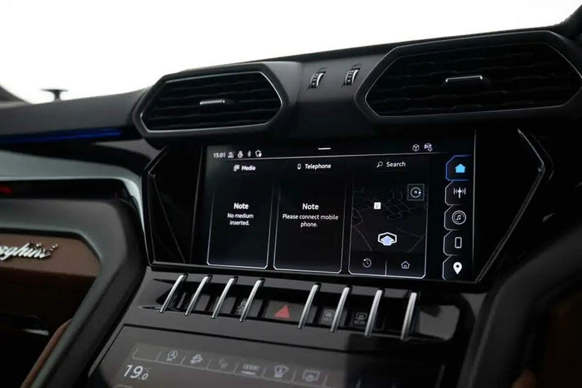 2024-lamborghini-urus-40-no-trim-big-10