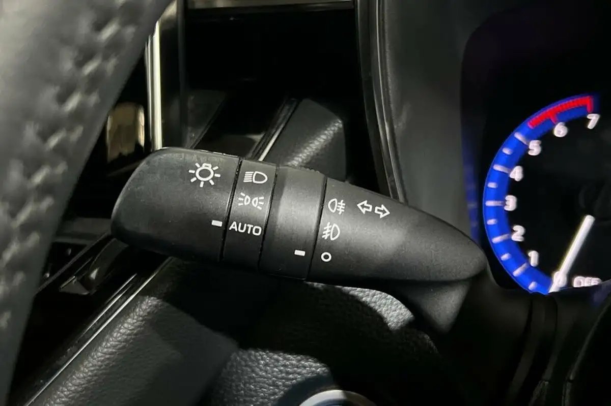 2022-toyota-corolla-18-vvt-i-icon-tech-trk-hatchback-5d-big-22
