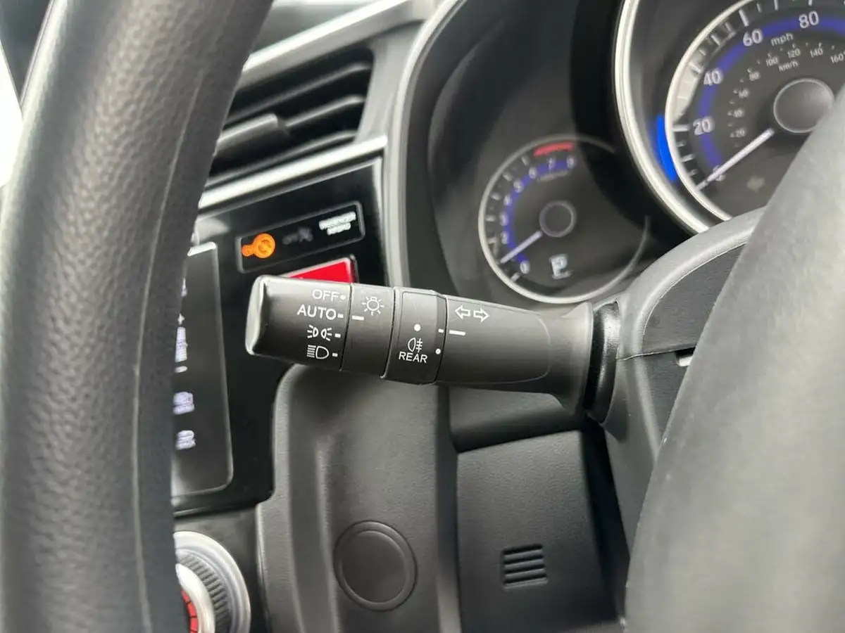 2015-honda-jazz-13-i-vtec-se-cvt-big-24