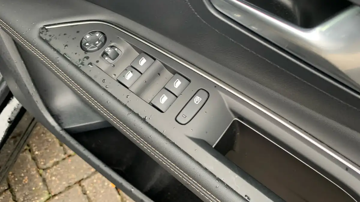2024-peugeot-3008-suv-12-puretech-gt-136ps-hybrid-e-dsc6-big-11