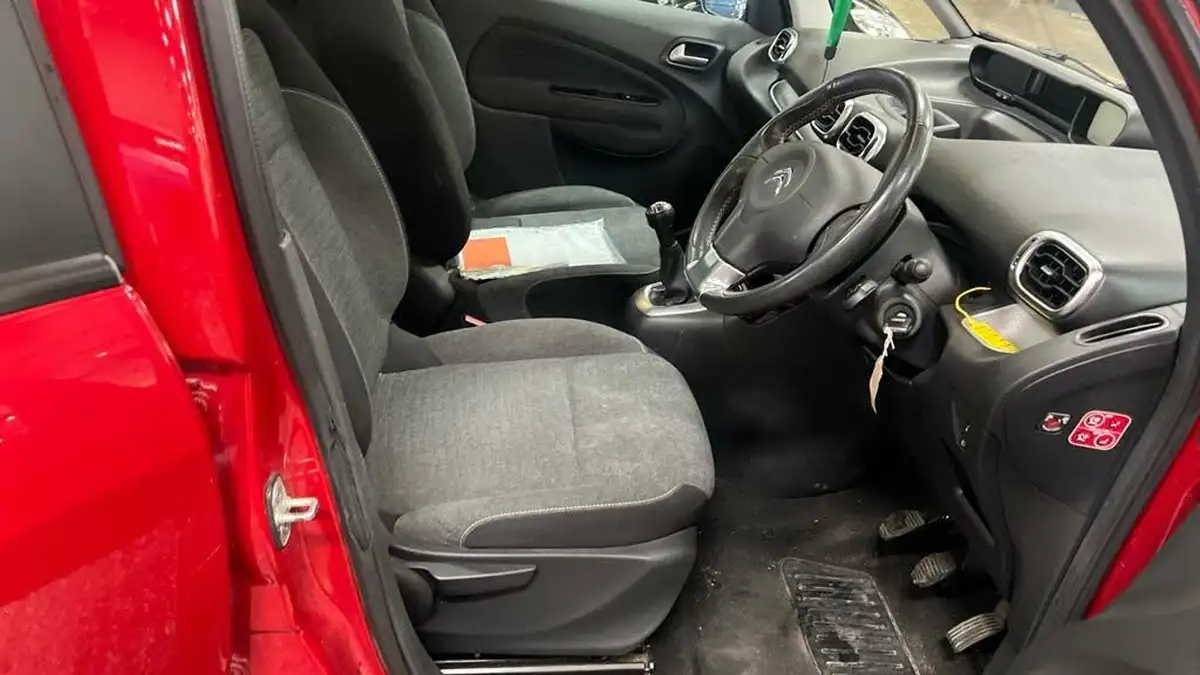2017-citroen-c3-picasso-12-puretech-platinum-big-2