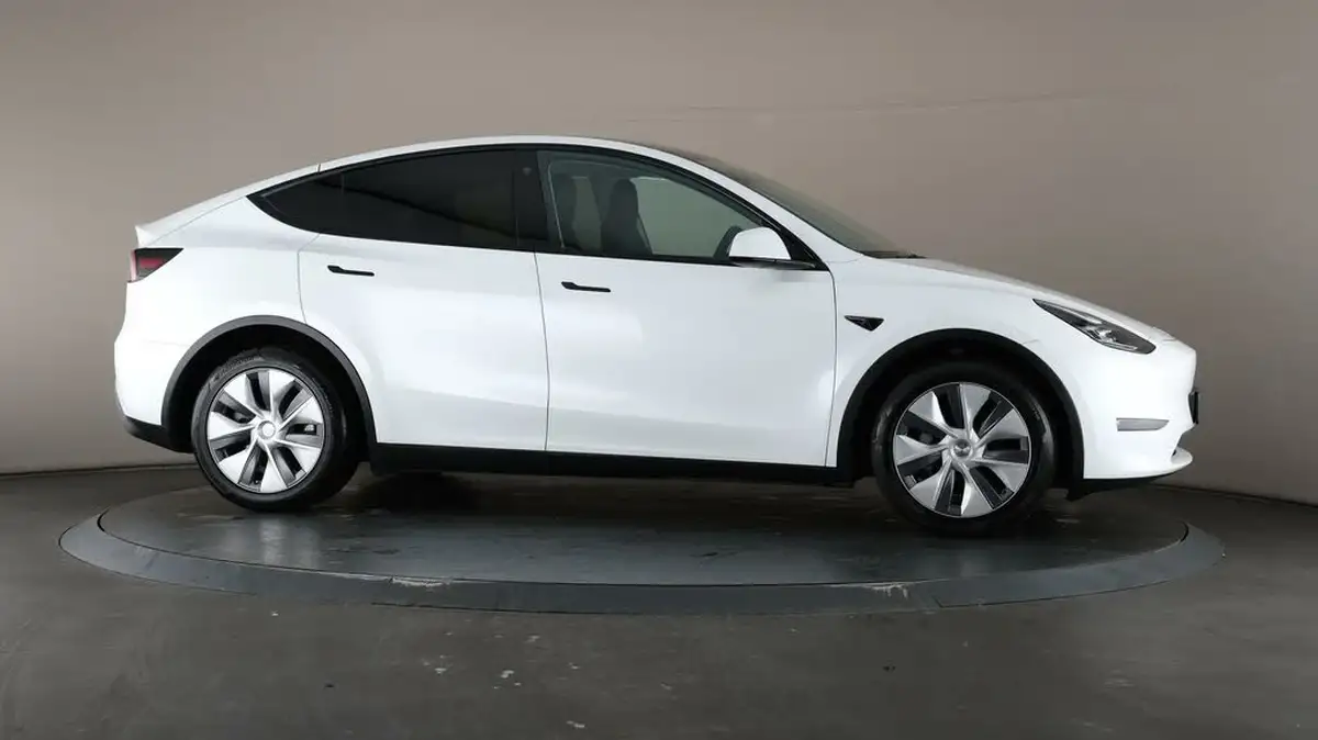 2022-tesla-model-y-e-long-range-big-50