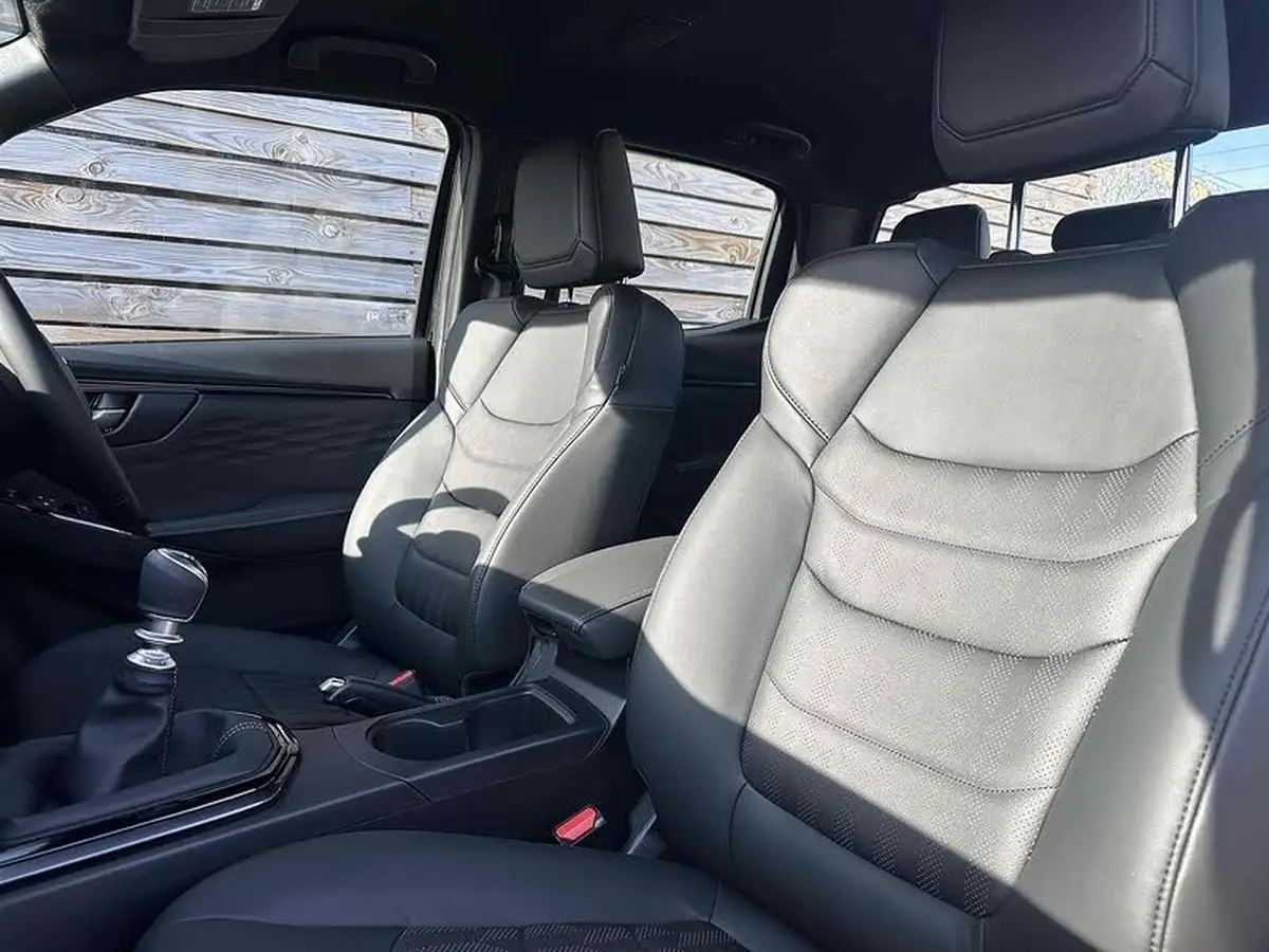 2025-isuzu-d-max-19td-v-cross-big-20