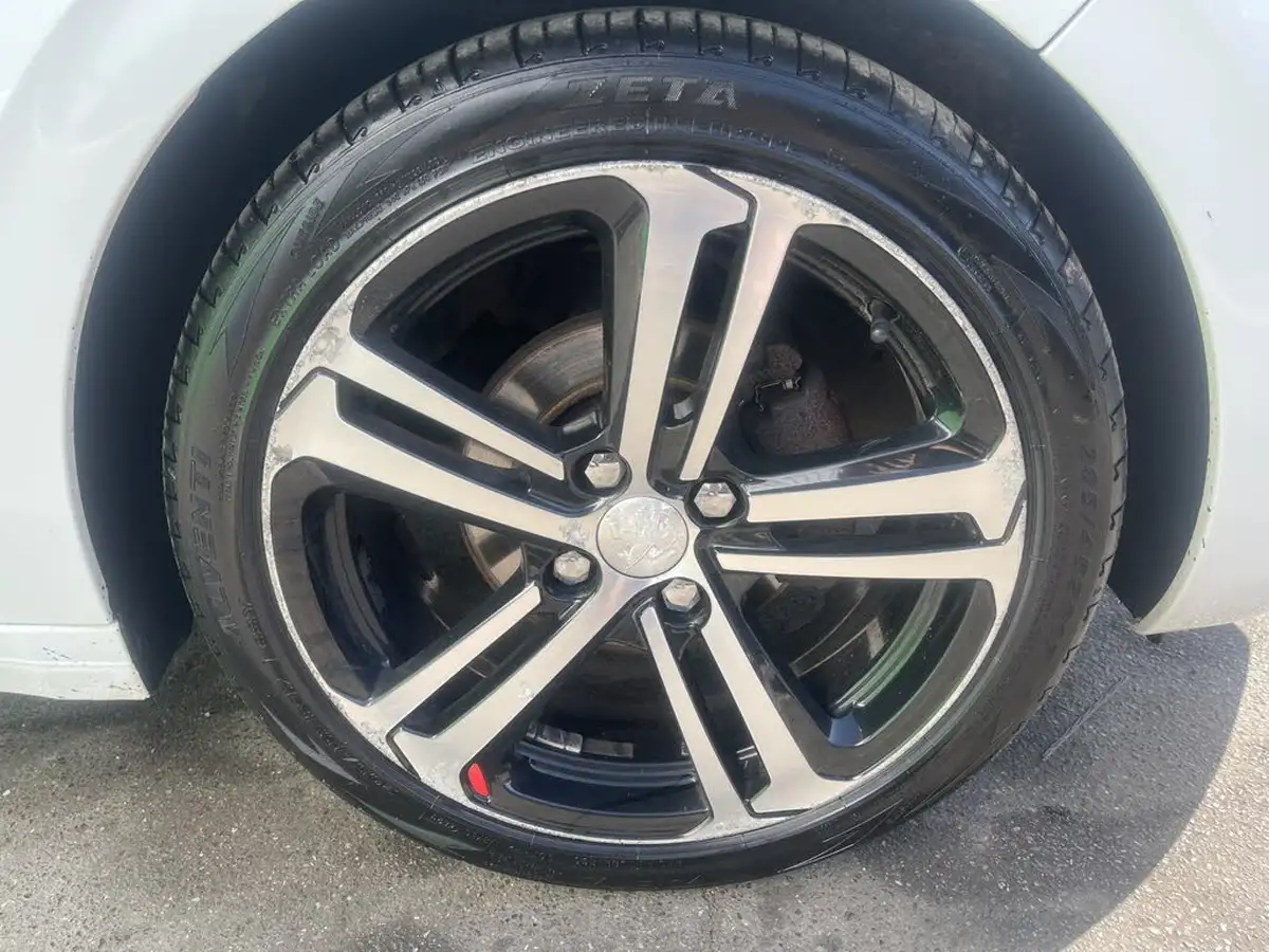 2015-peugeot-208-16bluehdi-gt-line-120bhp-ss-3d-big-17