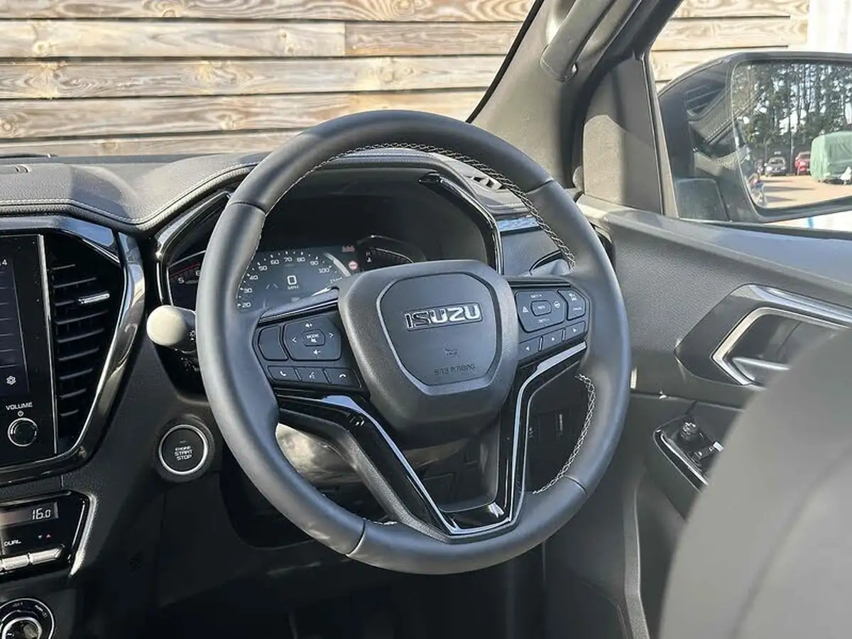 2025-isuzu-d-max-19td-v-cross-steel-edition-auto-big-29