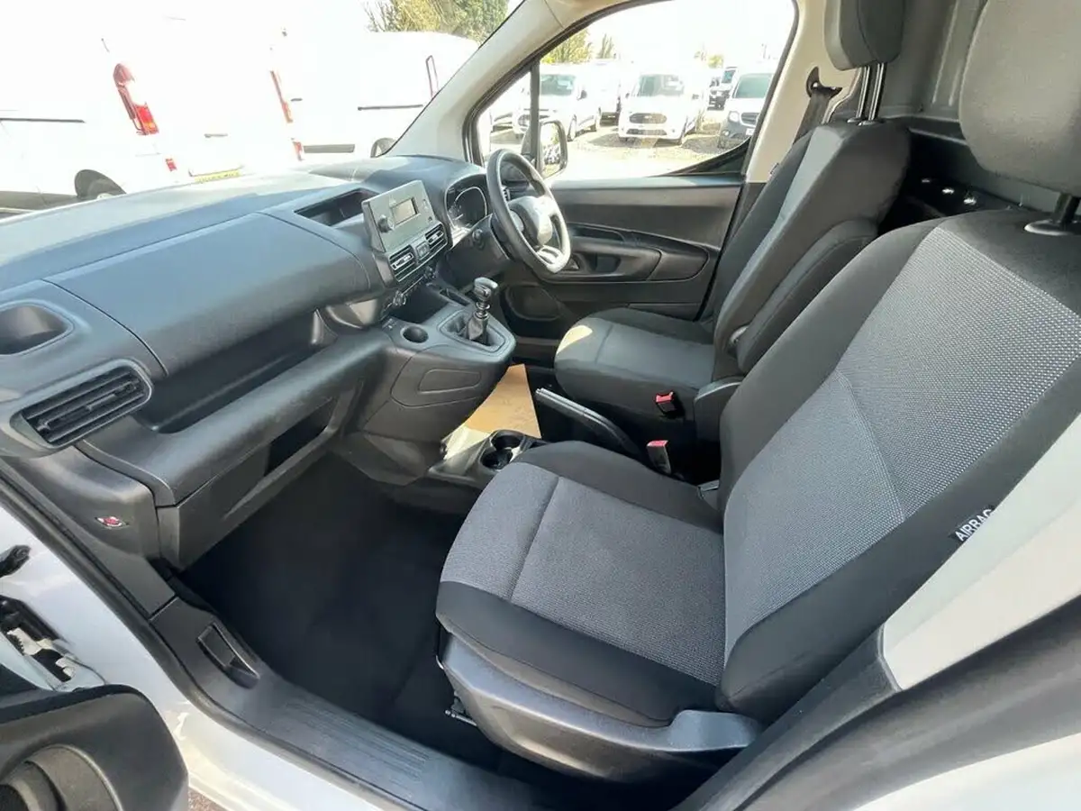2022-toyota-proace-city-15d-active-big-12