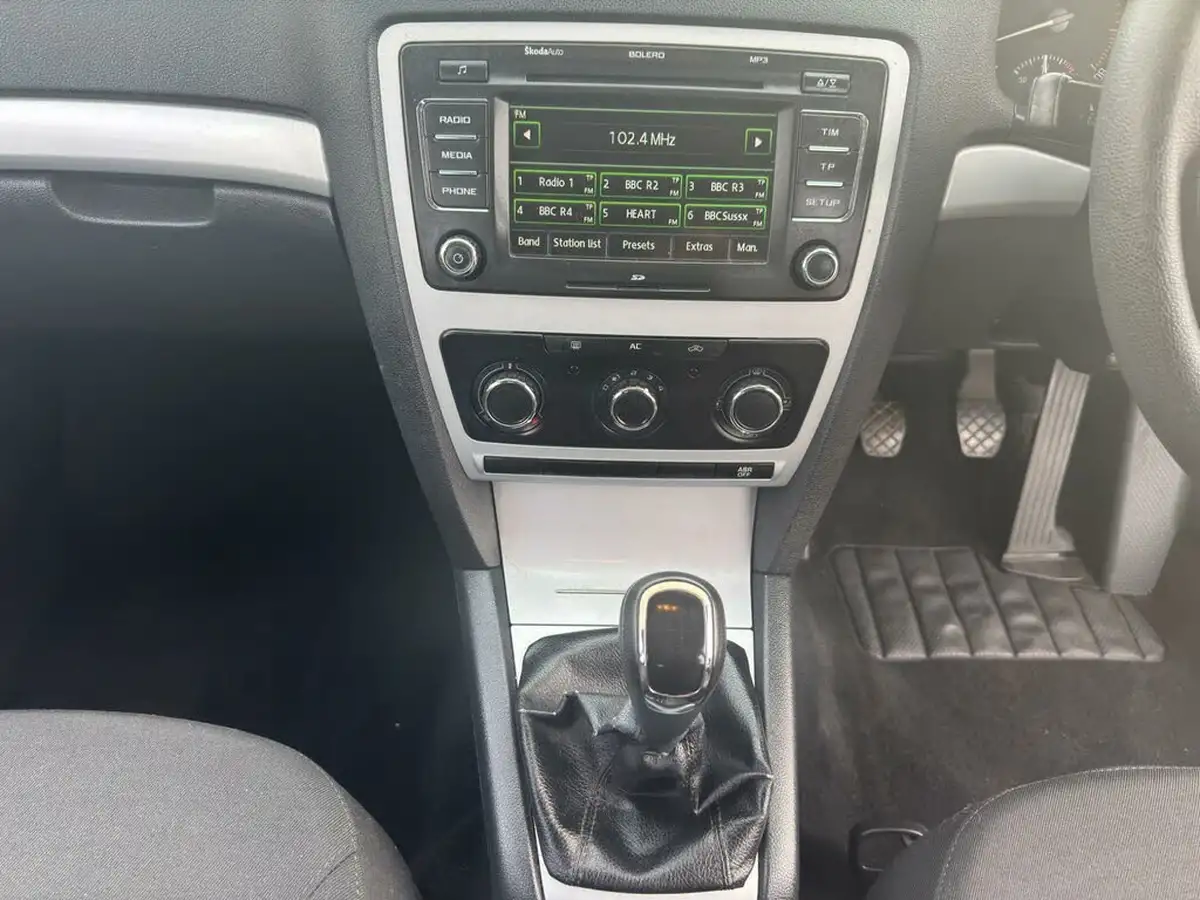 2011-skoda-octavia-16-se-hatchback-big-27